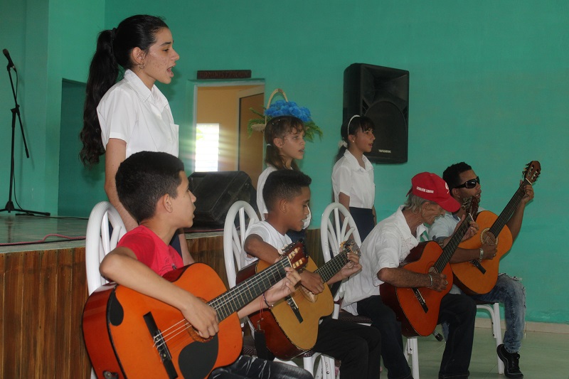 Orquesta de guitarra del poblado de Mir.