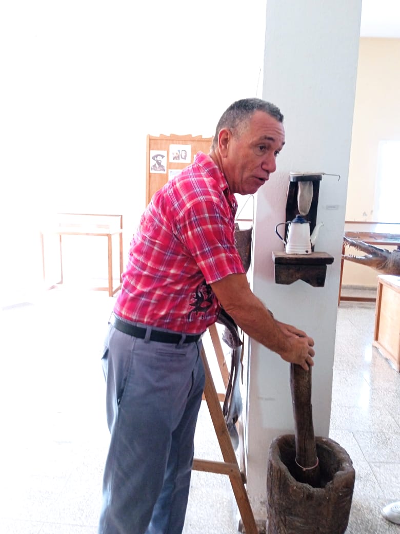El prolífico escritor Daer Pozo Ramirez, dando apertura a la peña El pilón de Mala Noche