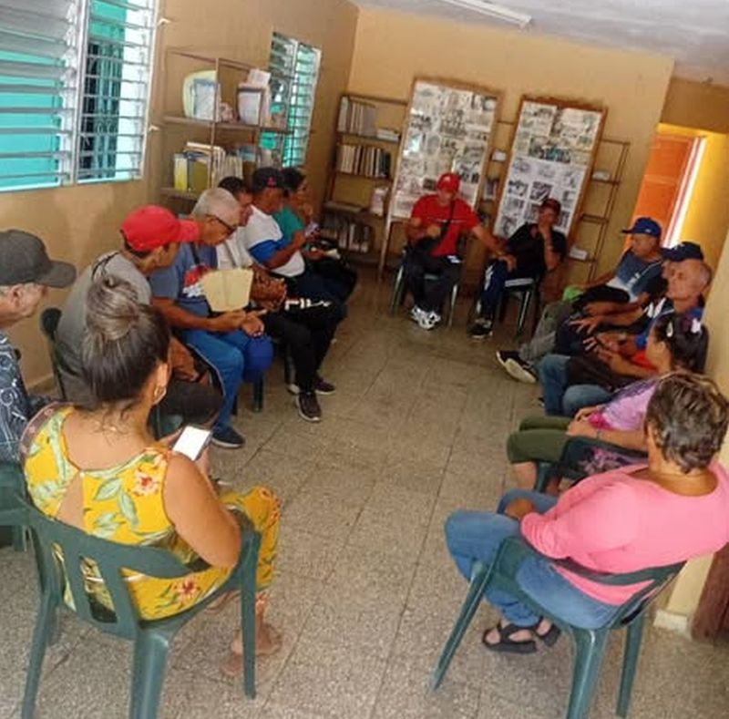 La Biblioteca pública fue el escenario del encuentro de los integrantes de "Los vaqueros del Oeste " y su pueblo